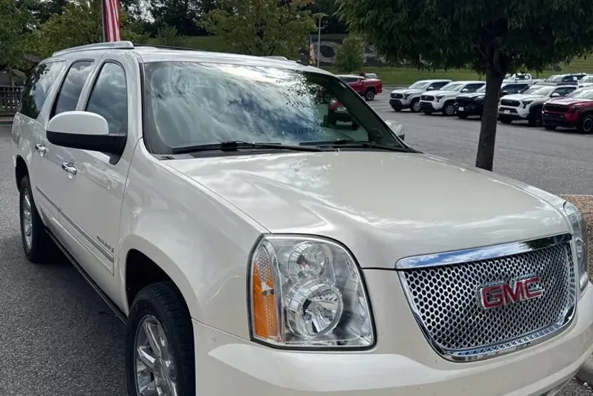 2012 Gmc Yukon XL Denali photo 1