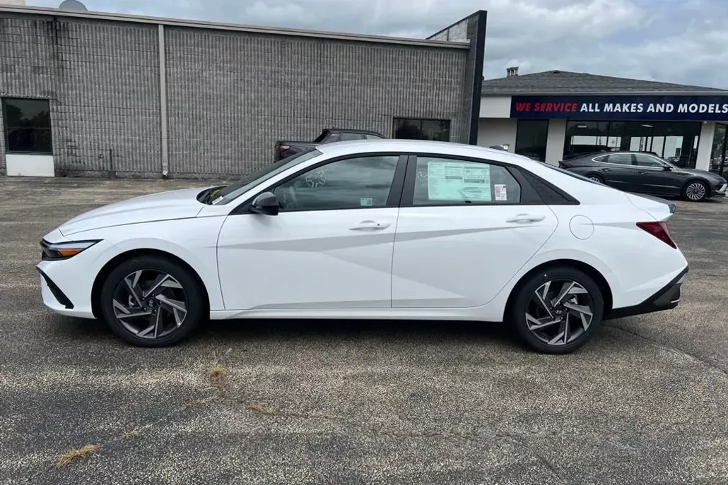 2025 Hyundai Elantra SEL Sport photo 1
