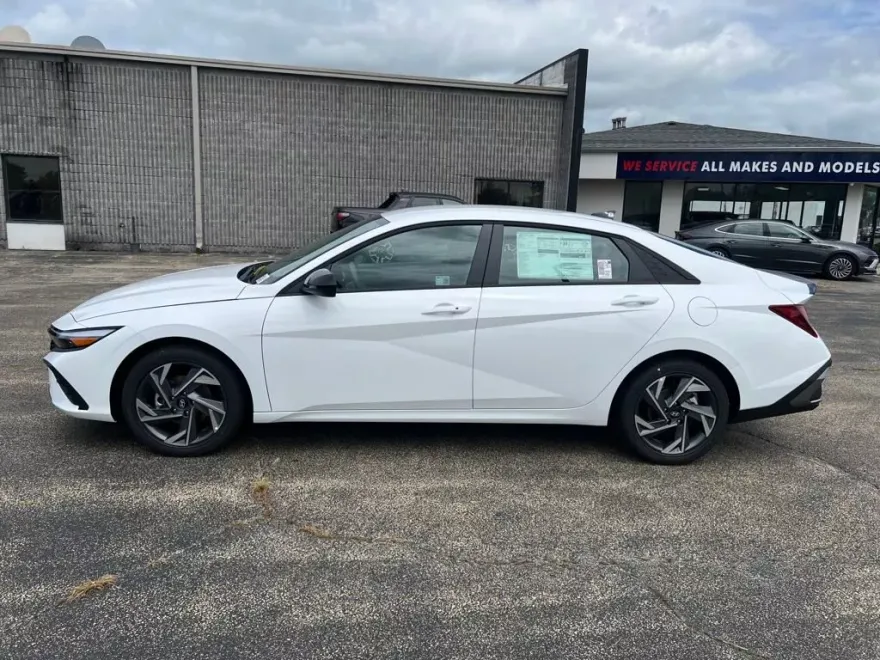 2025 Hyundai Elantra SEL Sport photo 1