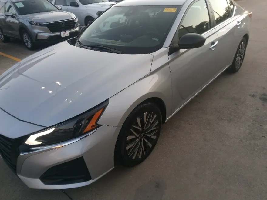 2024 Nissan Altima 2.5 SV photo 1