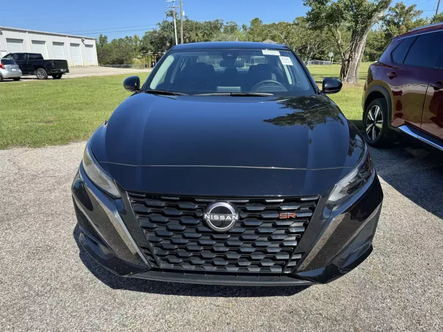 2025 Nissan Altima SR photo 1