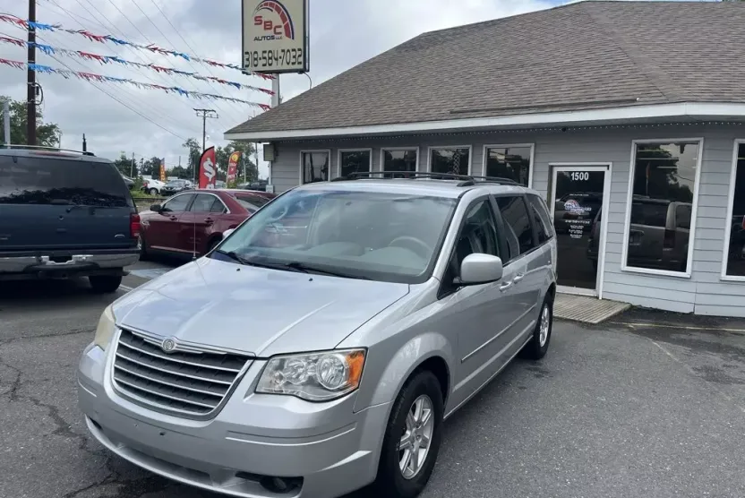 2010 Chrysler Town & Country Touring photo 1