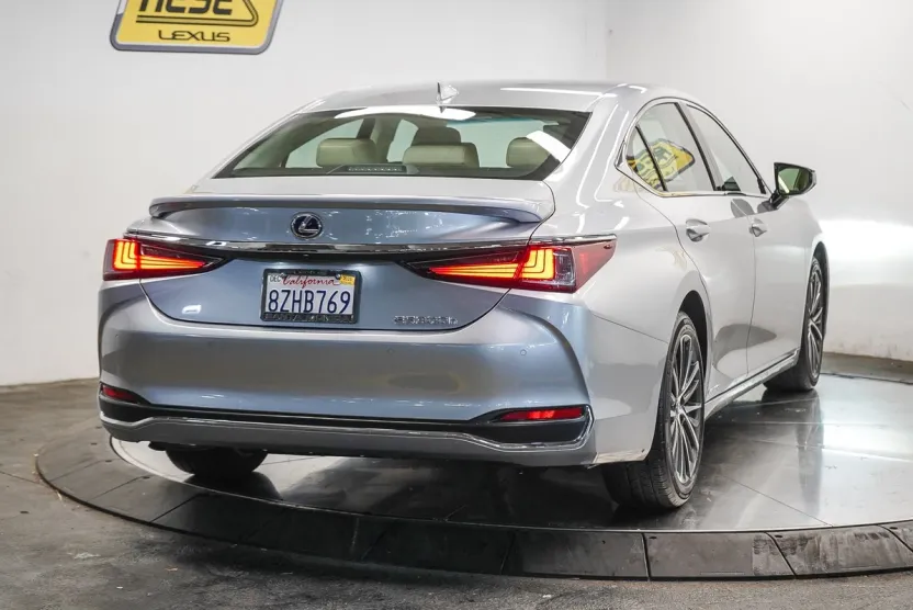 2022 Lexus ES 300h photo 1