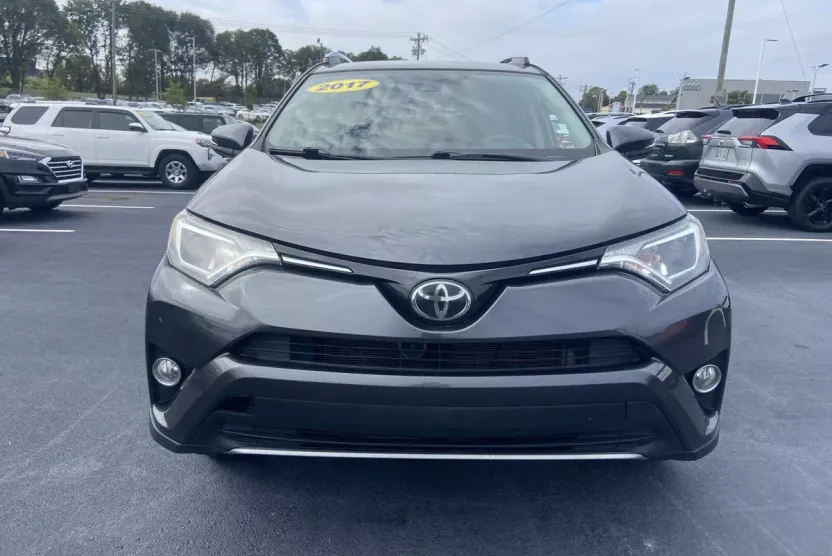 2017 Toyota RAV4 XLE photo 1