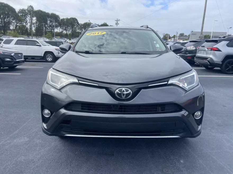 2017 Toyota RAV4 XLE photo 1