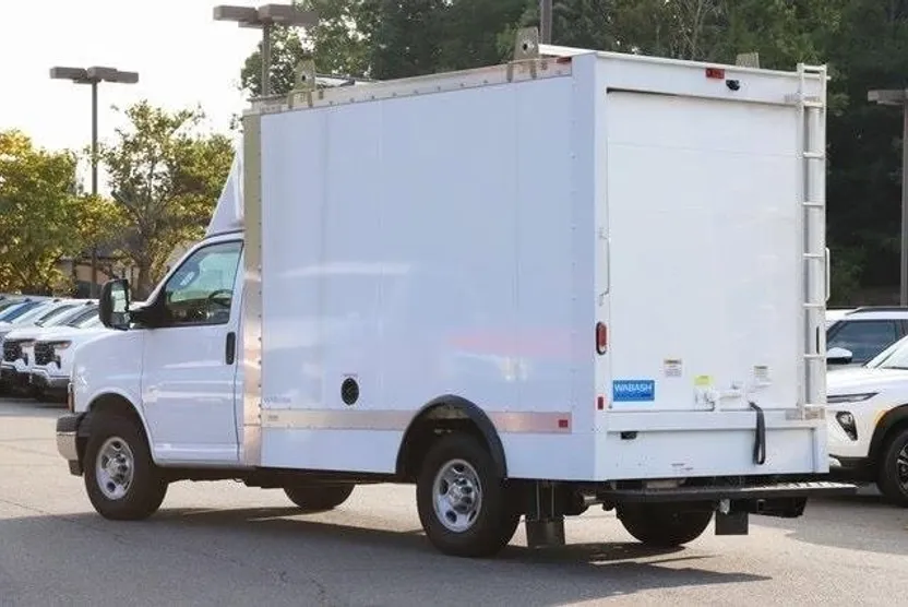 2023 Chevrolet Express Cutaway 3500 photo 1