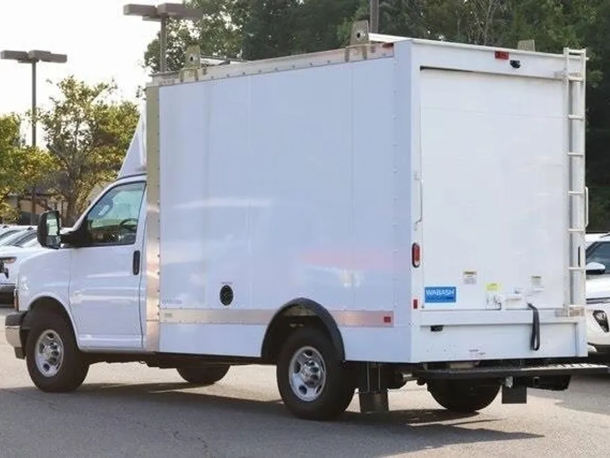 2023 Chevrolet Express Cutaway 3500 photo 1
