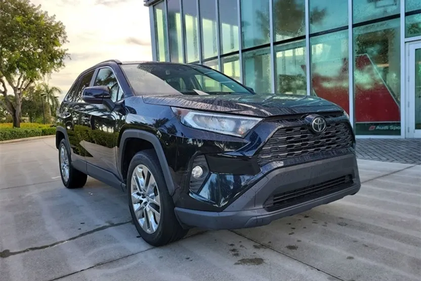 2019 Toyota RAV4 XLE Premium photo 1