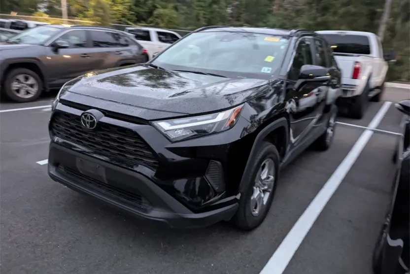 2024 Toyota RAV4 XLE photo 1