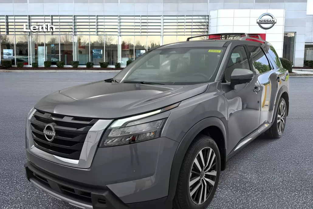 2025 Nissan Pathfinder Platinum photo 1