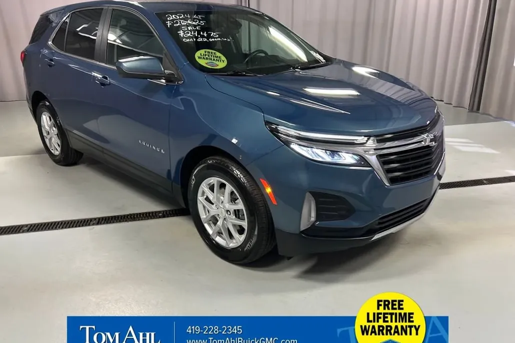 2024 Chevrolet Equinox LT photo 1