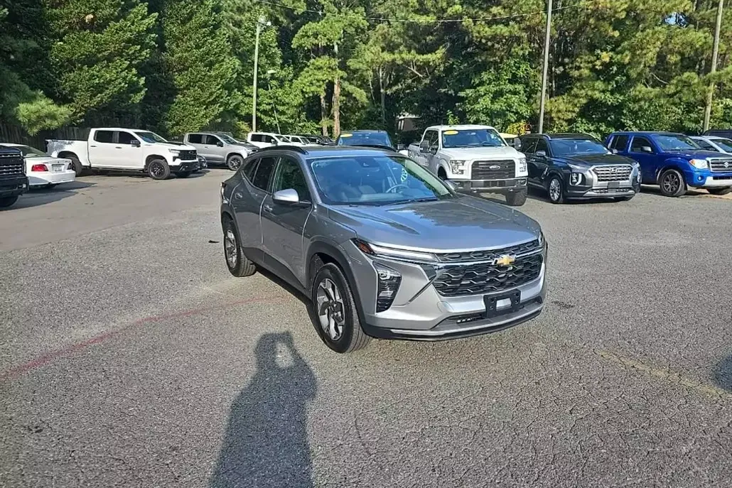 2024 Chevrolet Trax LT photo 1
