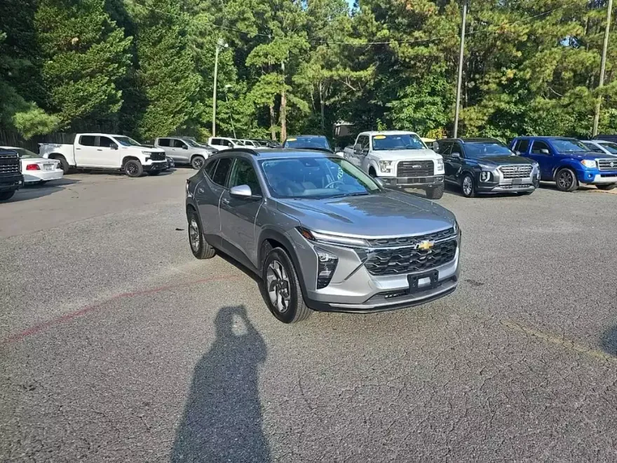 2024 Chevrolet Trax LT photo 1