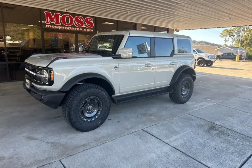 2025 Ford Bronco Outer Banks photo 1