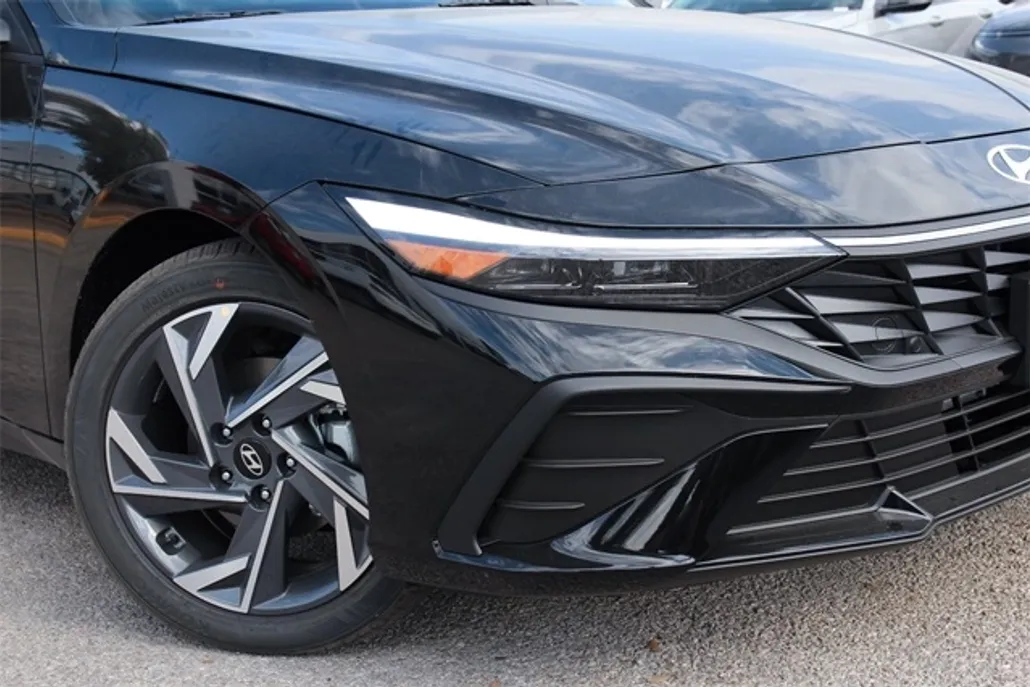 2025 Hyundai Elantra SEL Sport photo 1