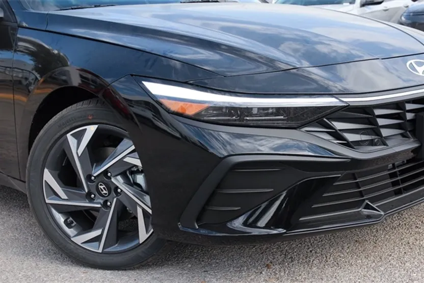 2025 Hyundai Elantra SEL Sport photo 1