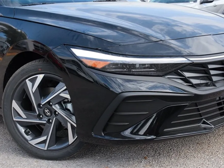 2025 Hyundai Elantra SEL Sport photo 1