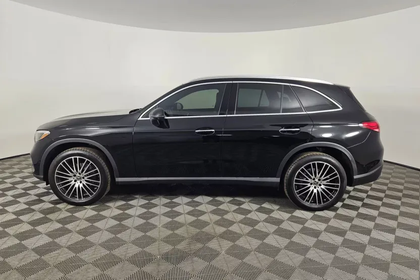 2025 Mercedes Benz GLC 300 4MATIC photo 1