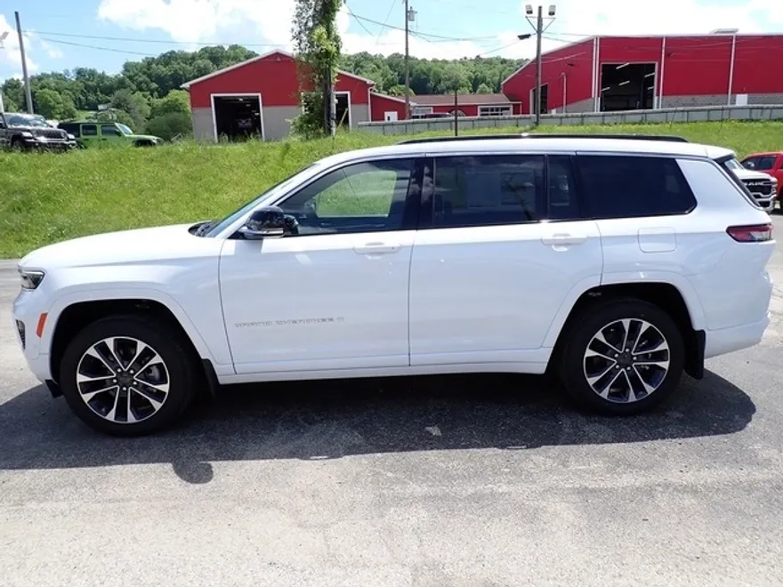 2025 Jeep Grand Cherokee Overland photo 1