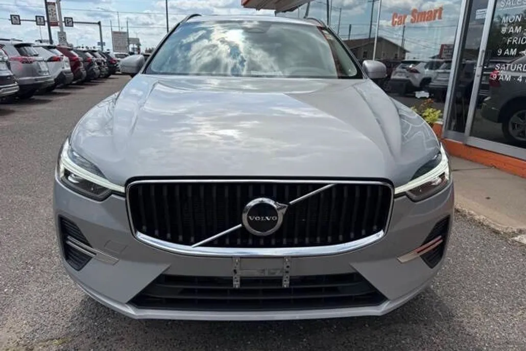 2022 Volvo XC60 B5 Momentum photo 1