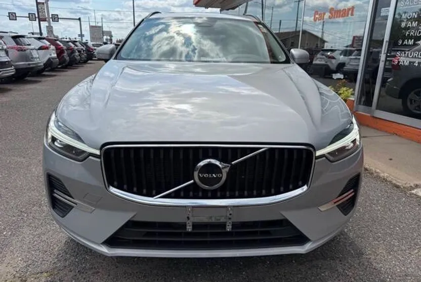 2022 Volvo XC60 B5 Momentum photo 1