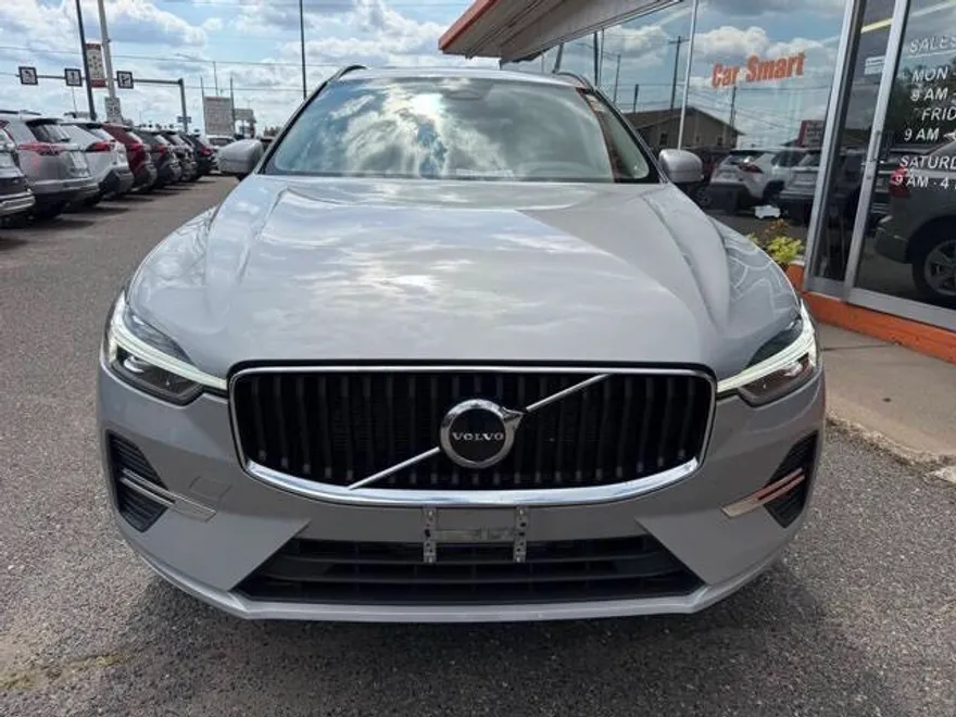 2022 Volvo XC60 B5 Momentum photo 1