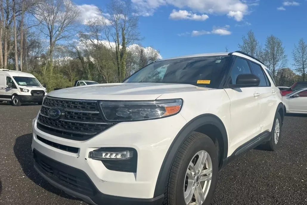 2023 Ford Explorer XLT photo 1