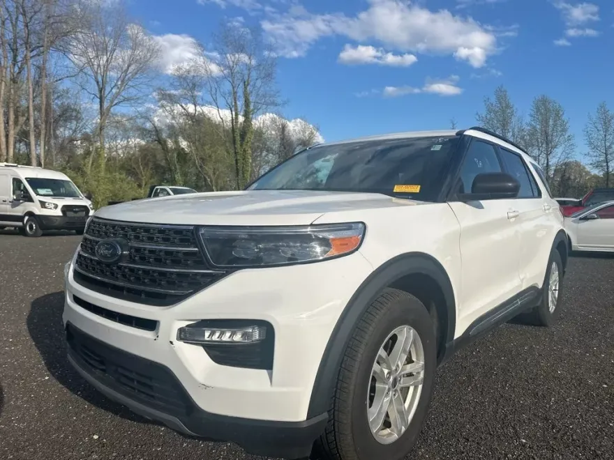 2023 Ford Explorer XLT photo 1