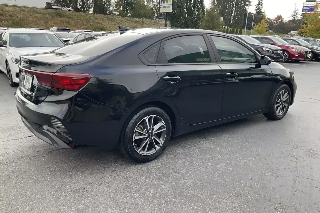 2023 Kia Forte LXS photo 1