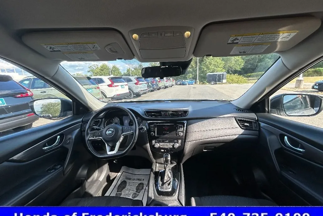 2019 Nissan Rogue SV photo 1