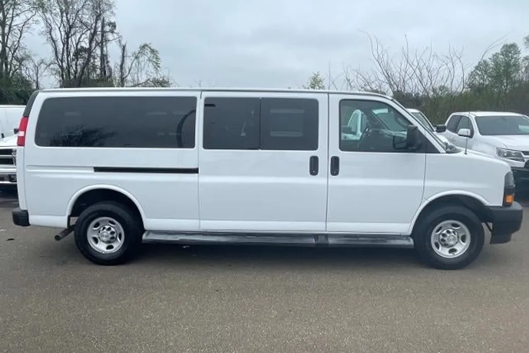 2022 Chevrolet Express Passenger 3500 photo 1