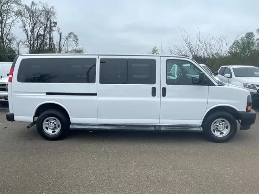 2022 Chevrolet Express Passenger 3500 photo 1