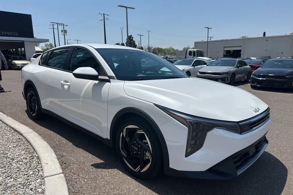 2025 Kia K4 EX photo 1