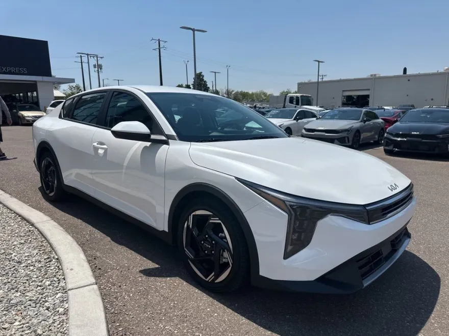 2025 Kia K4 EX photo 1