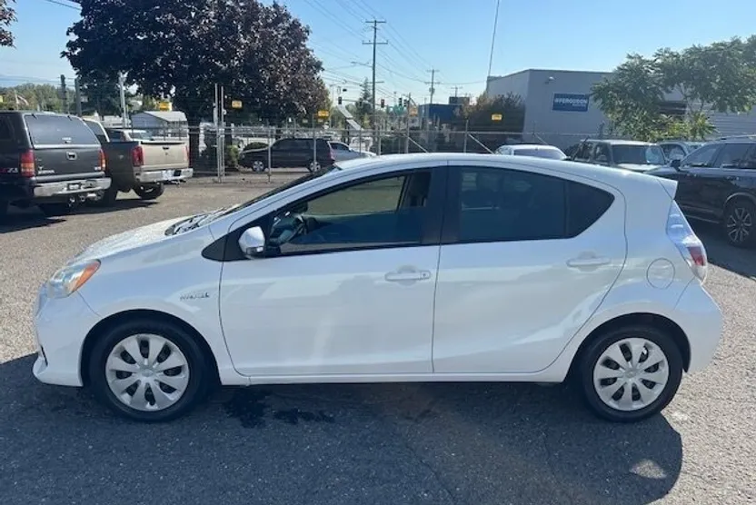 2014 Toyota Prius C One photo 1