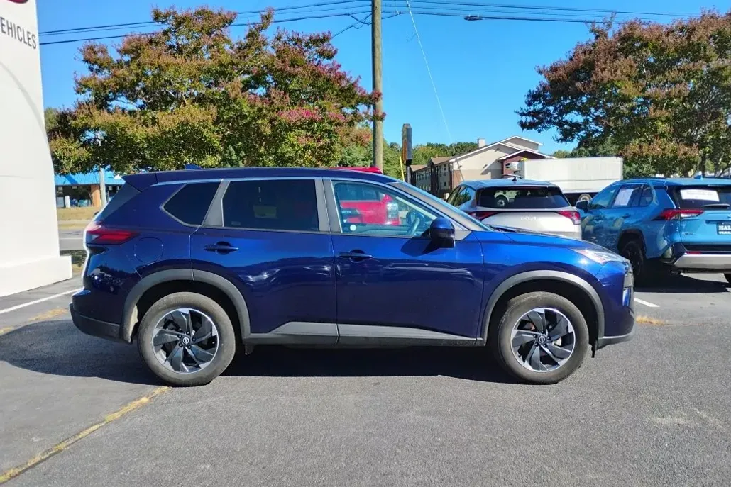 2024 Nissan Rogue SV photo 1