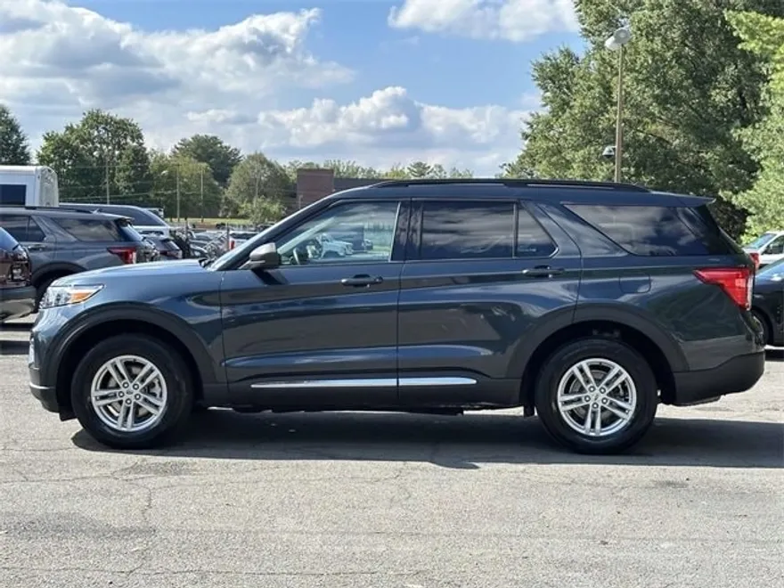 2023 Ford Explorer XLT photo 1