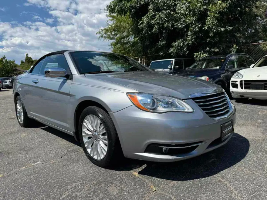 2013 Chrysler 200 Limited photo 1