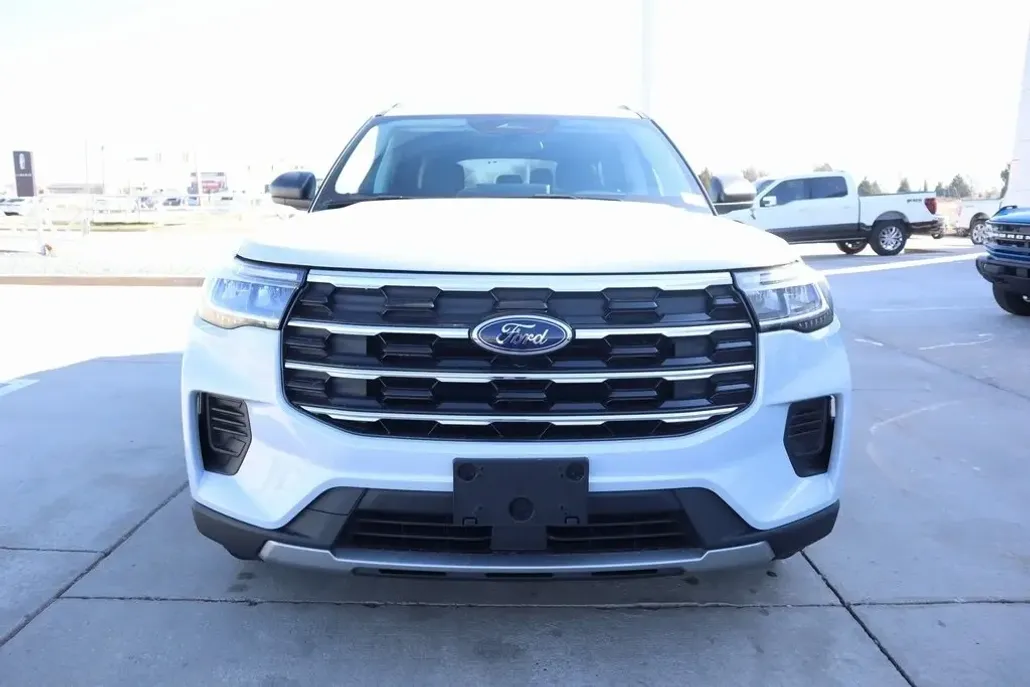 2025 Ford Explorer photo 1