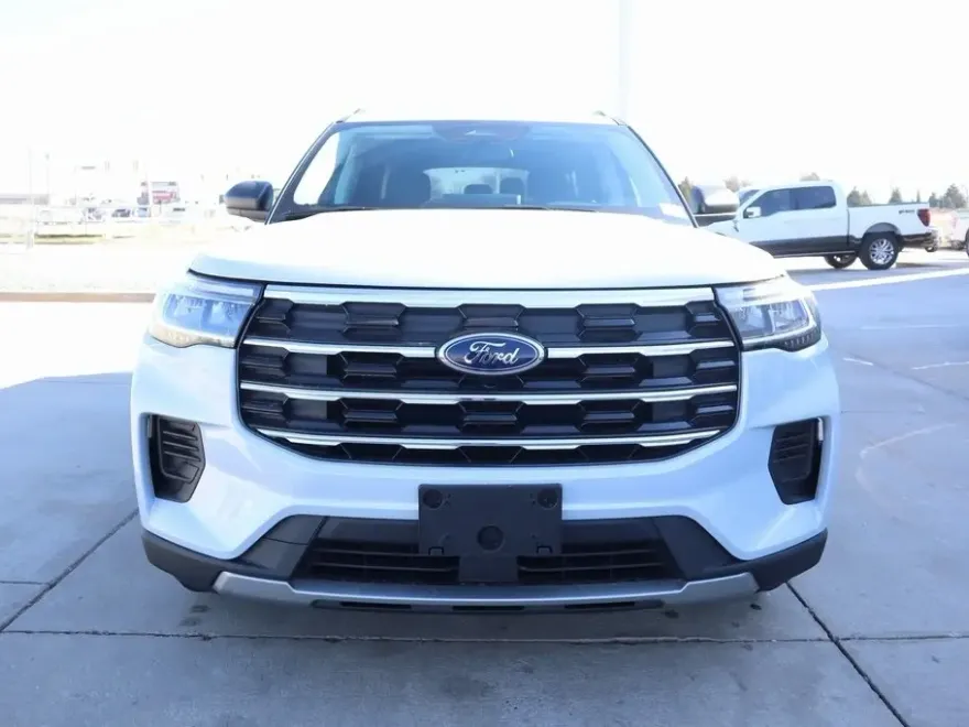 2025 Ford Explorer photo 1