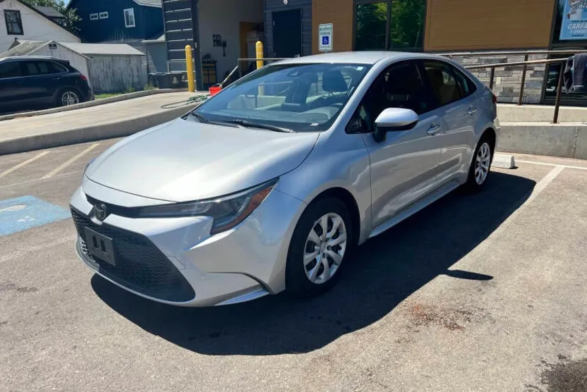 2020 Toyota Corolla LE photo 1