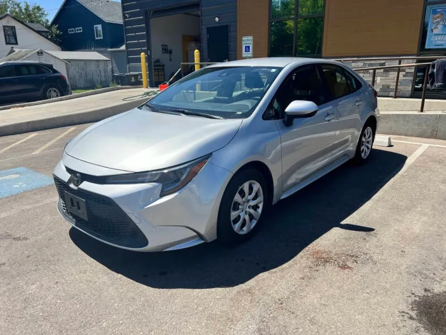 2020 Toyota Corolla LE photo 1