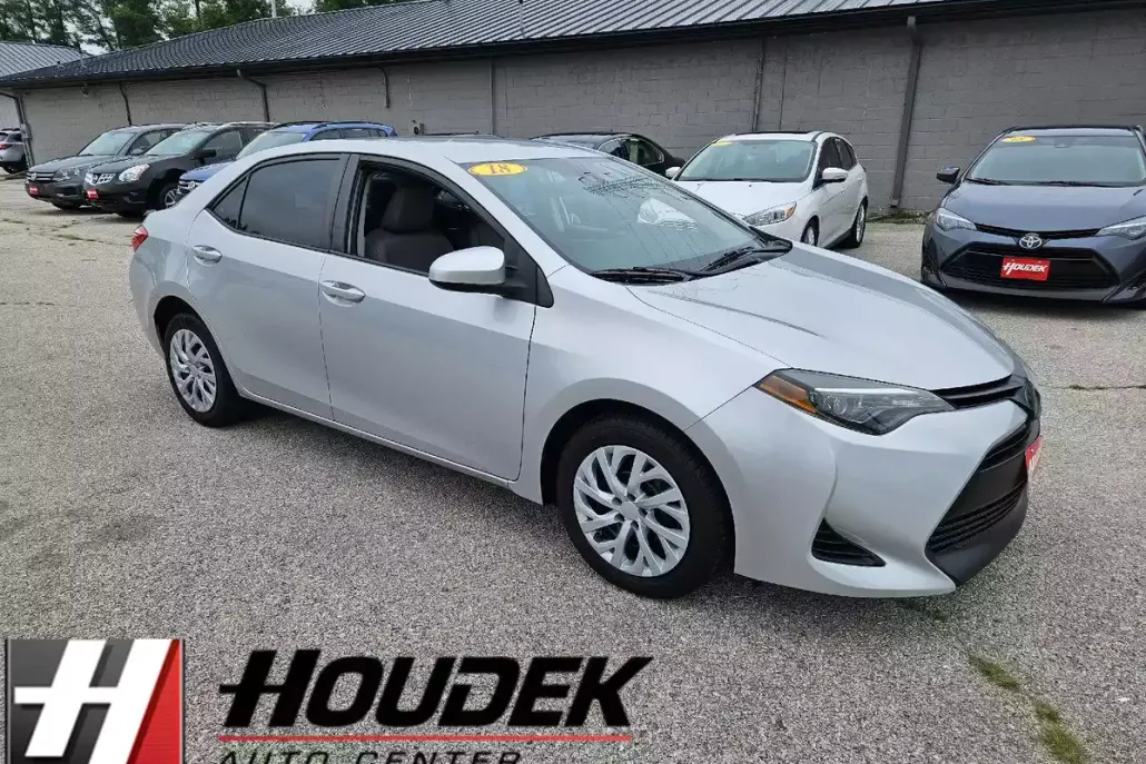 2018 Toyota Corolla LE photo 1