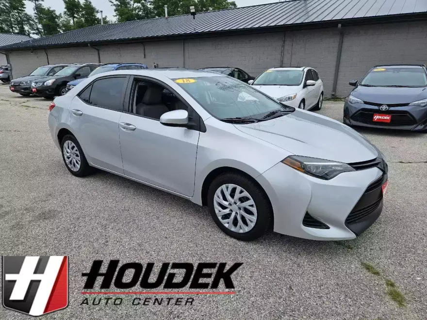 2018 Toyota Corolla LE photo 1