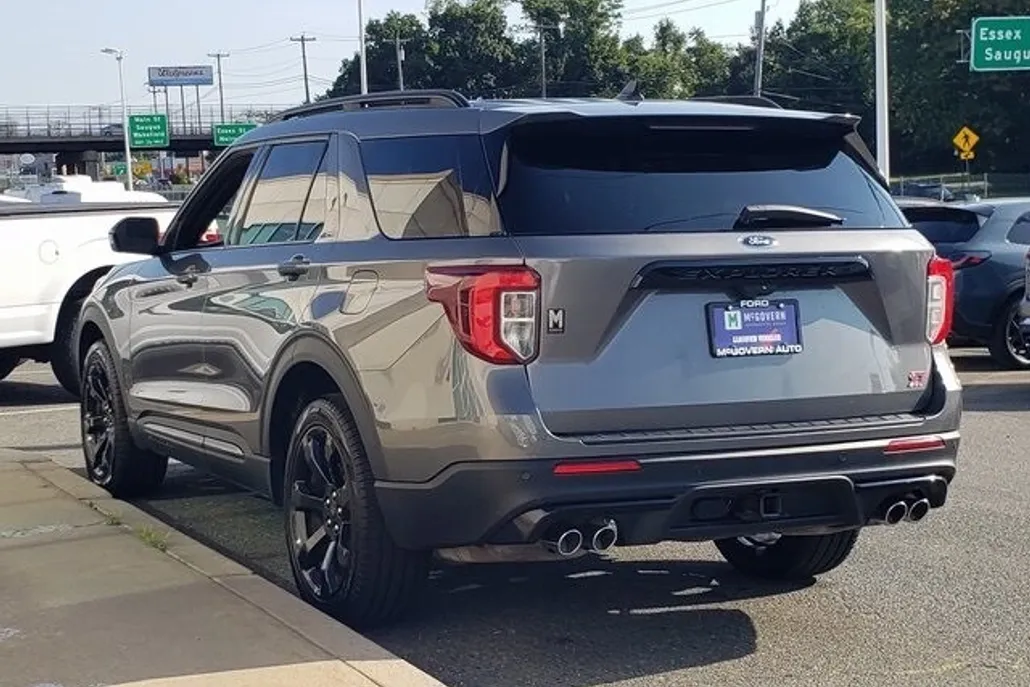2022 Ford Explorer ST photo 1