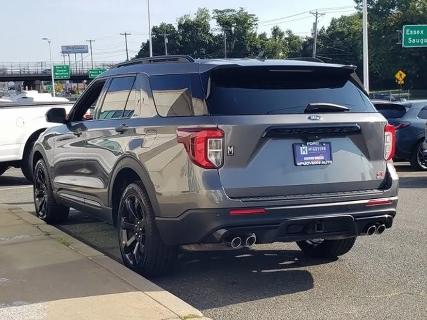 2022 Ford Explorer ST photo 1