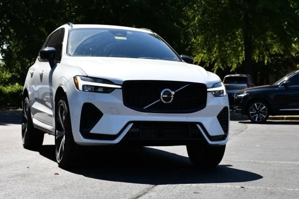 2022 Volvo XC60 Recharge Hybrid T8 R-Design photo 1
