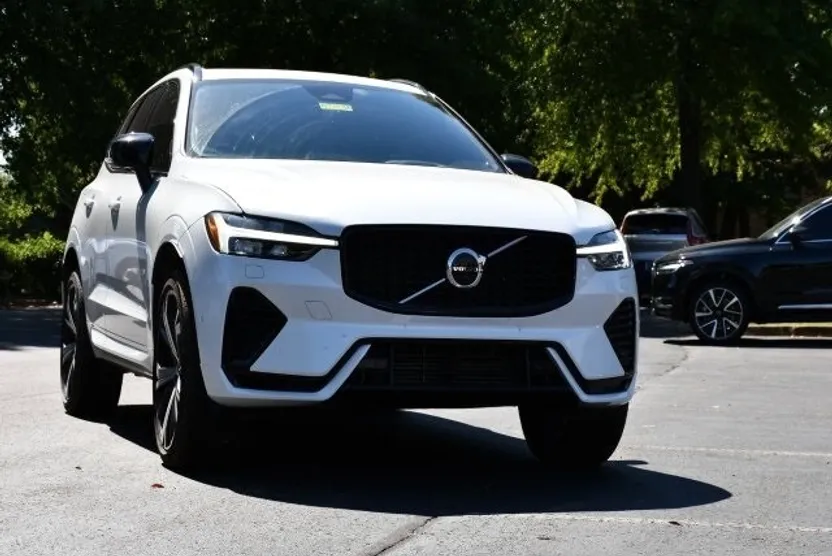 2022 Volvo XC60 Recharge Hybrid T8 R-Design photo 1