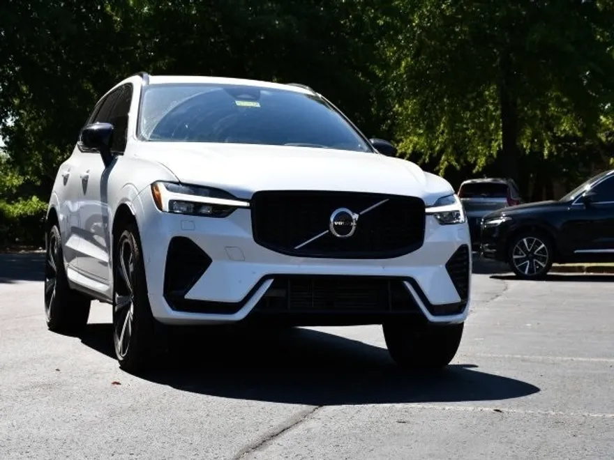 2022 Volvo XC60 Recharge Hybrid T8 R-Design photo 1