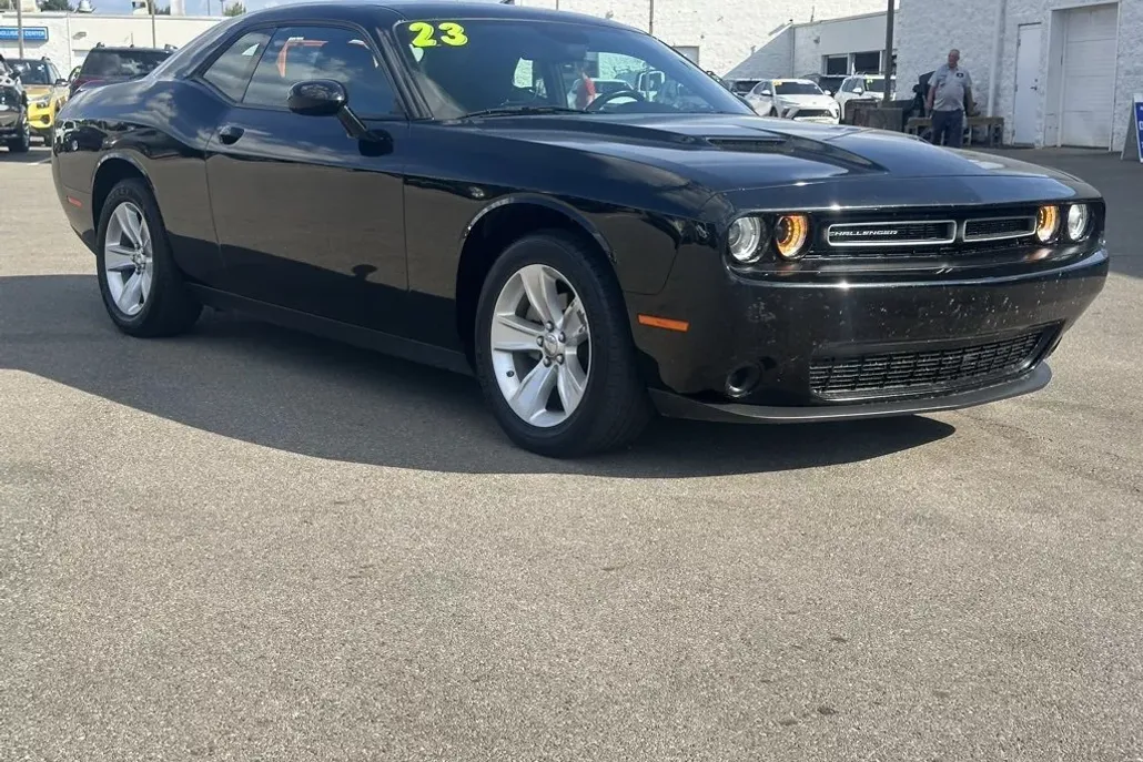 2023 Dodge Challenger SXT photo 1
